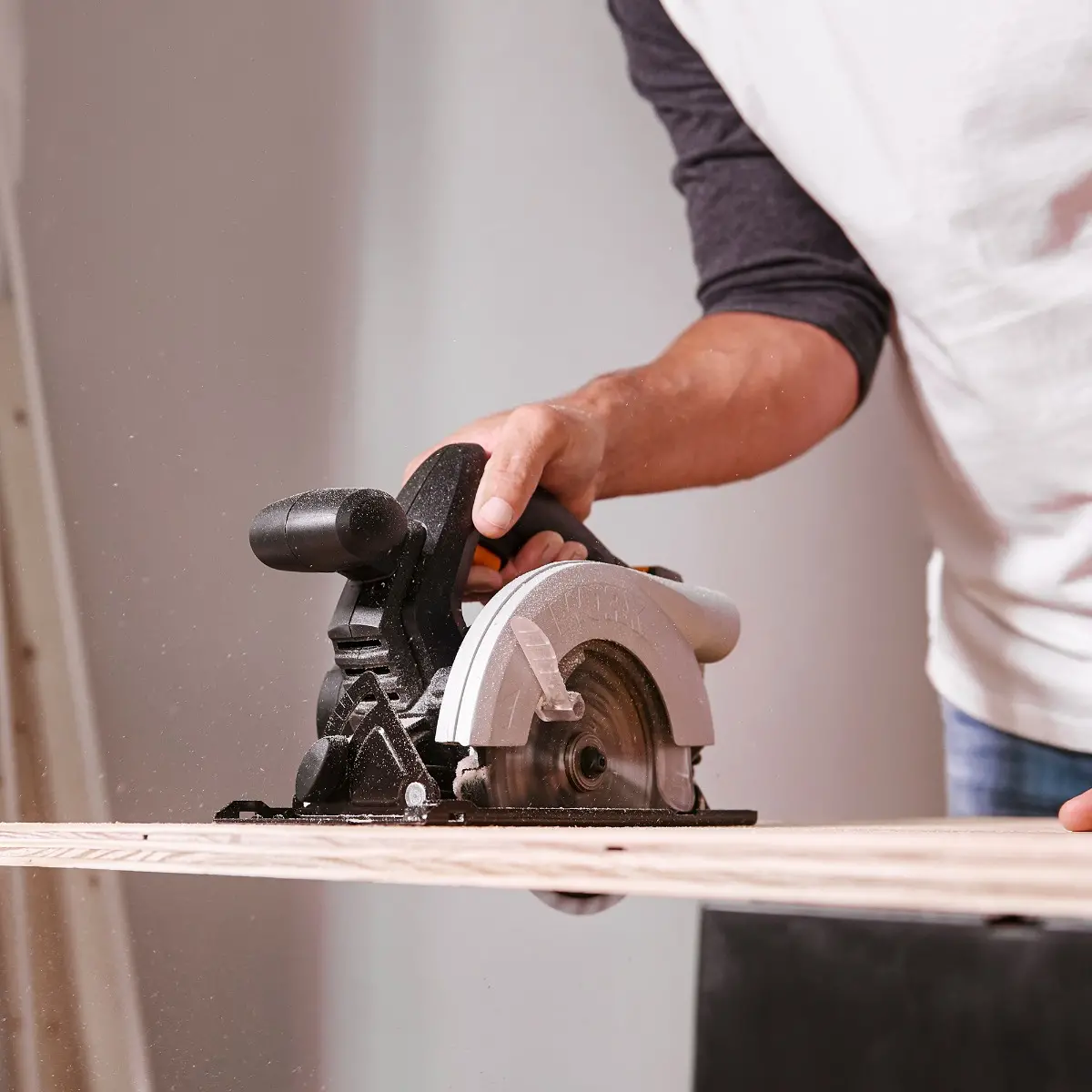 20V Power Share 5 - 1/2" Circular Saw 4
