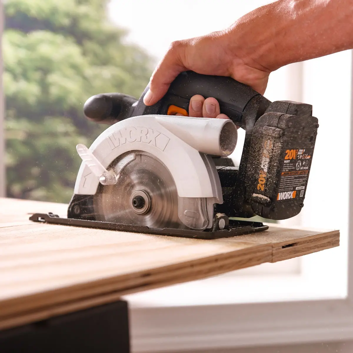 20V Power Share 5 - 1/2" Circular Saw 5