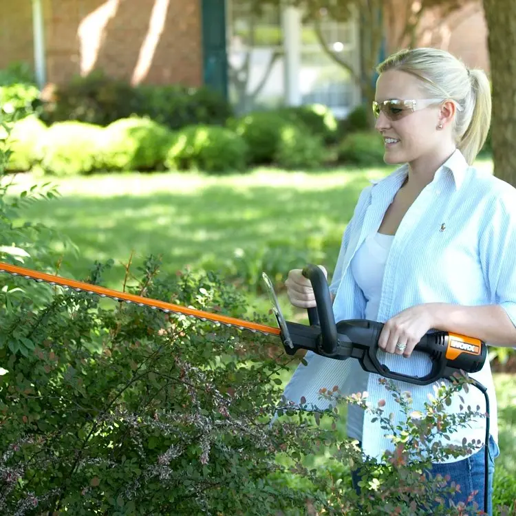 4.0 Amp Electric 24" Hedge Trimmer (Discontinued) 3