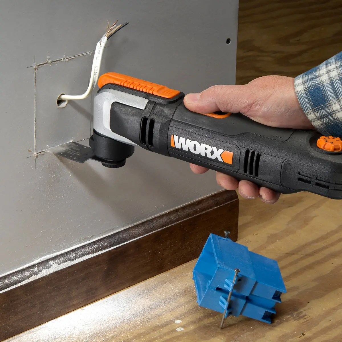2.5 Amp Oscillating Multi-Tool with Clip-in Wrench 5