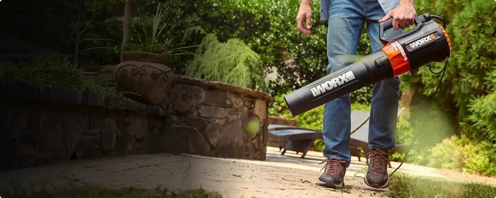 12 Amp 800 CFM 135 MPH leaf blower feature 1